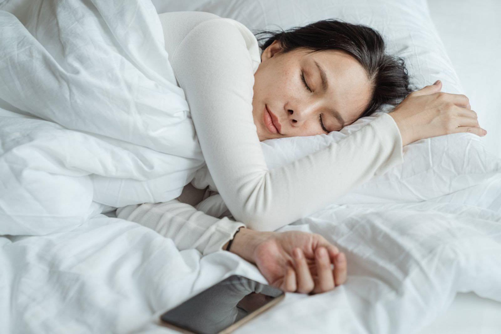 Không phải cứ ngủ nhiều là tốt vậy thời gian ngủ thích hợp là bao nhiêu để cơ thể và trí não khỏe mạnh - Ảnh 1